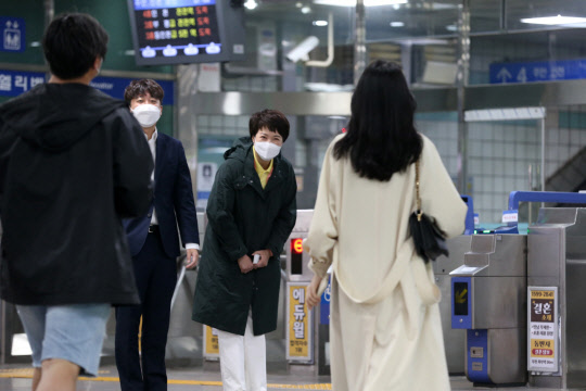 이준석 국민의힘 대표와 김은혜 경기도지사 후보가 28일 부천역에서 시민들에게 인사를 하고 있다. 김은혜 후보자 측 제공.